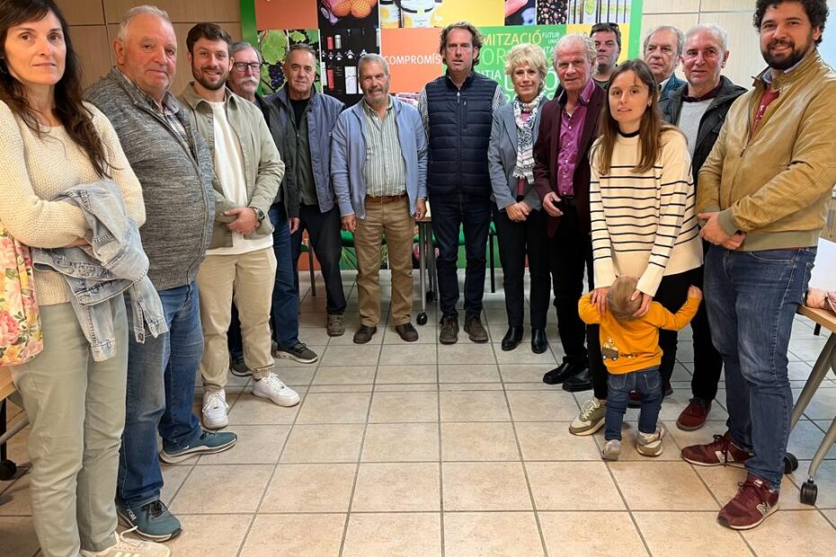Vocales del nuevo Consejo Regulador de la IGP Almendra de Mallorca, con Riera y Bonafé -nuevos presidente y vicepresidente respectivamente- en el centro