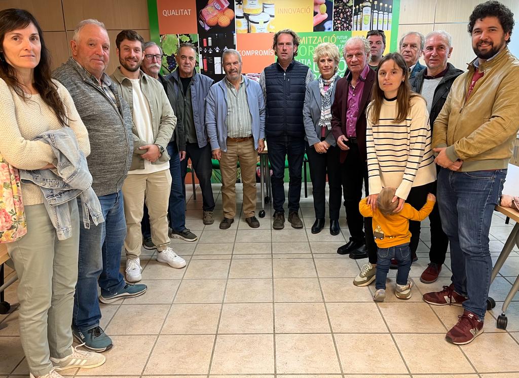 Vocales del nuevo Consejo Regulador de la IGP Almendra de Mallorca, con Riera y Bonafé -nuevos presidente y vicepresidente respectivamente- en el centro